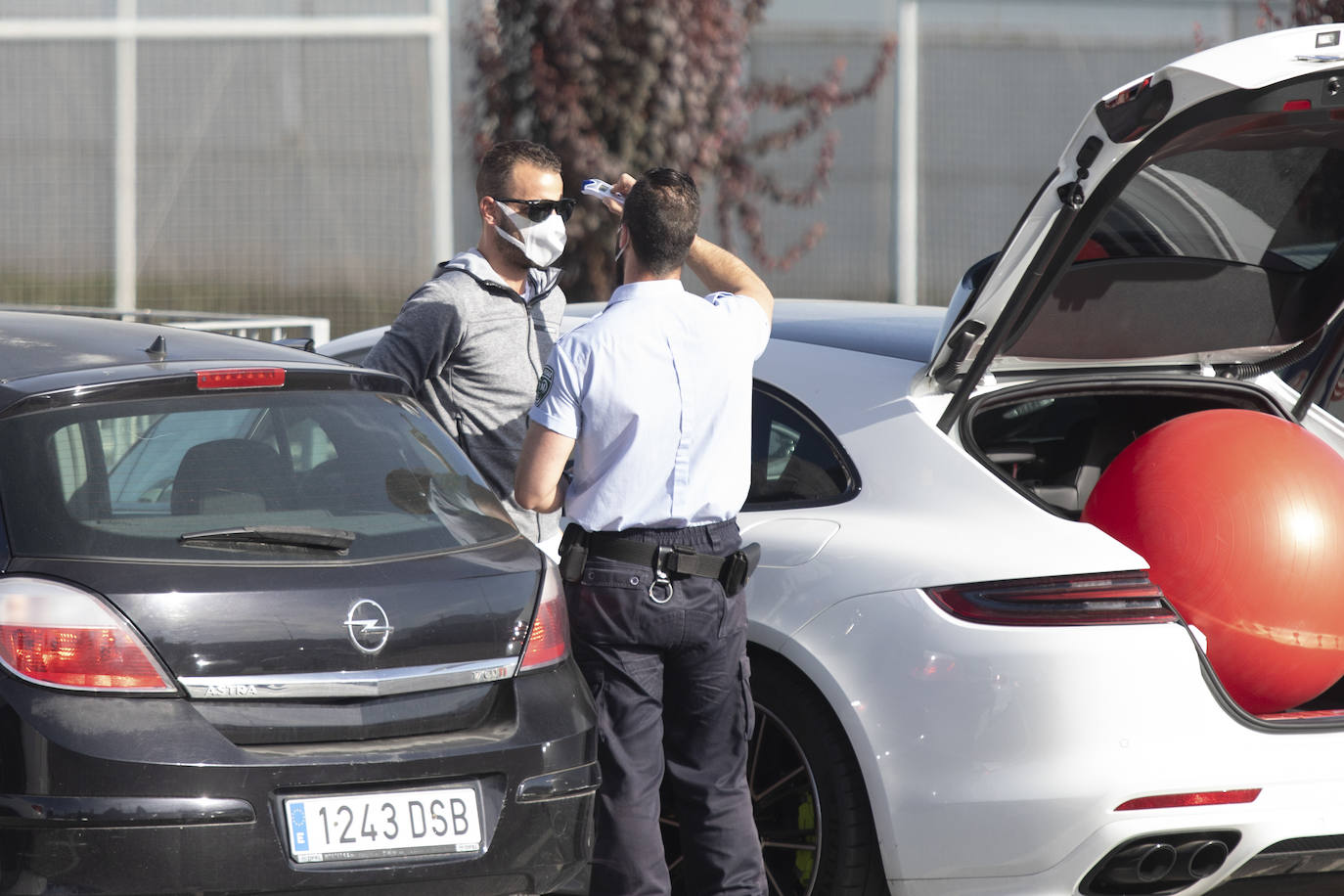 A Diego Martínez le toman la temperatura al llegar a la Ciudad Deportiva.
