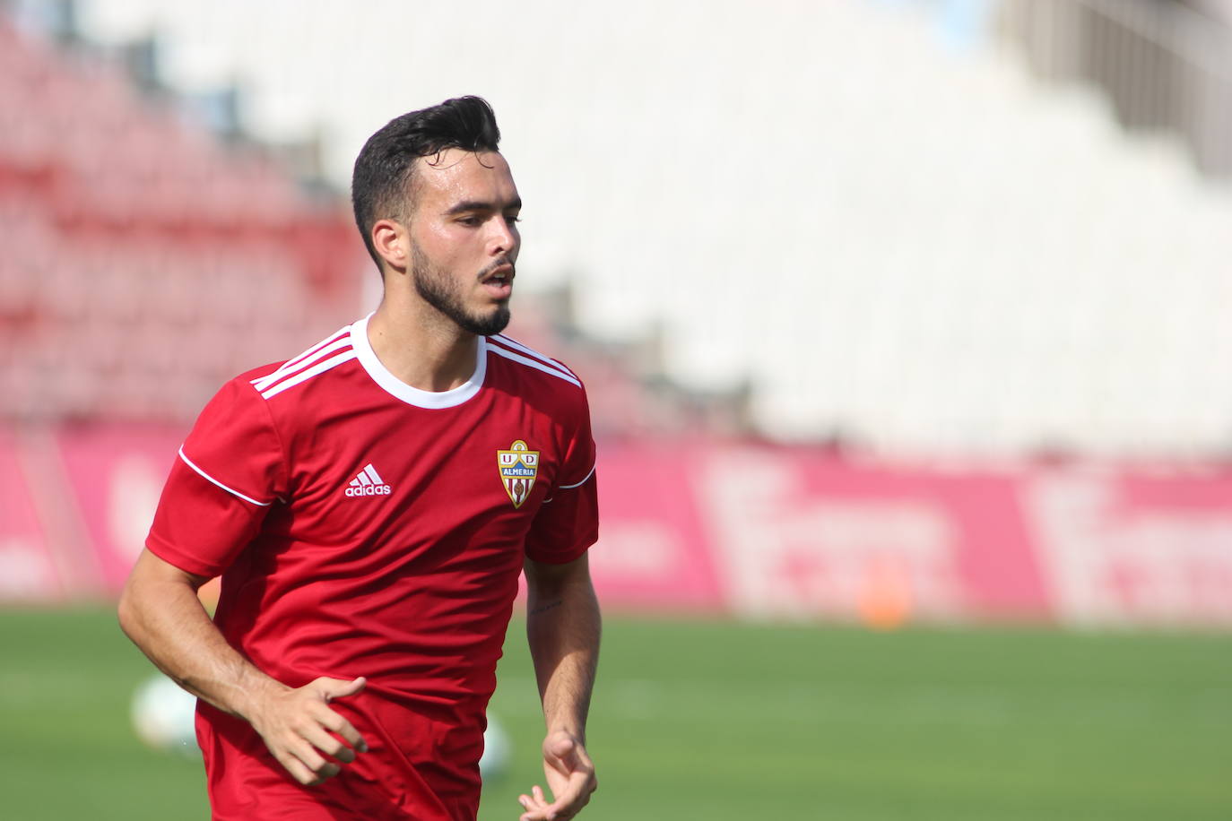 El joven jugador rojiblanco se esfuerza en un entrenamiento. 