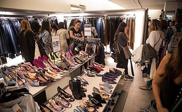 Las tiendas de ropa entran en la fase 1 con cambios importantes: revolución en probadores y prendas