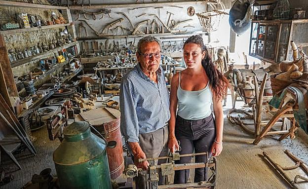 Luis y Lucía, padre e hija, han acogido a Anthea y Luzi, de las que destacan su talante alegre y trabajador.