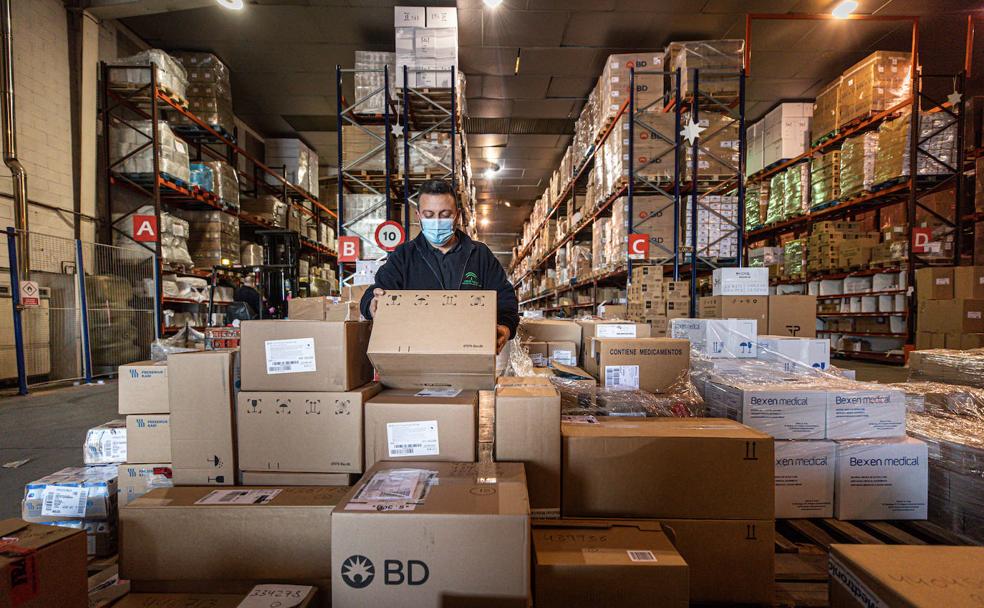 Recepción de mercancía en la nave de 2.000 metros cuadrados donde se ubica la Plataforma Logística Sanitaria.