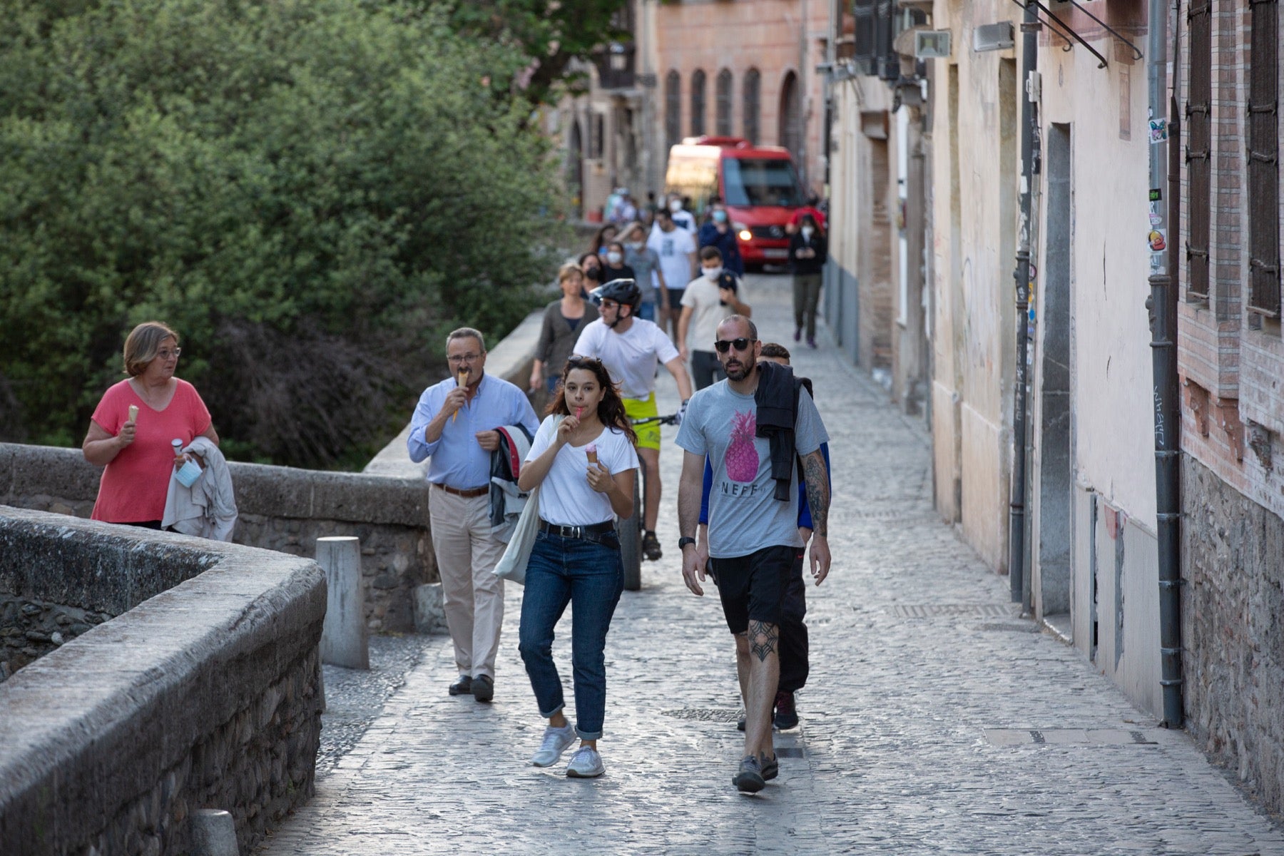 Una importante cantidad de granadinos toma los parques para caminar y hacer deporte