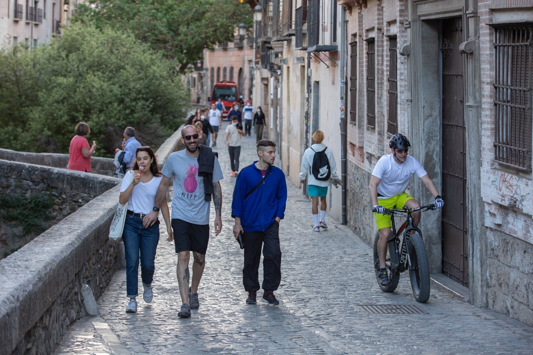 Una importante cantidad de granadinos toma los parques para caminar y hacer deporte