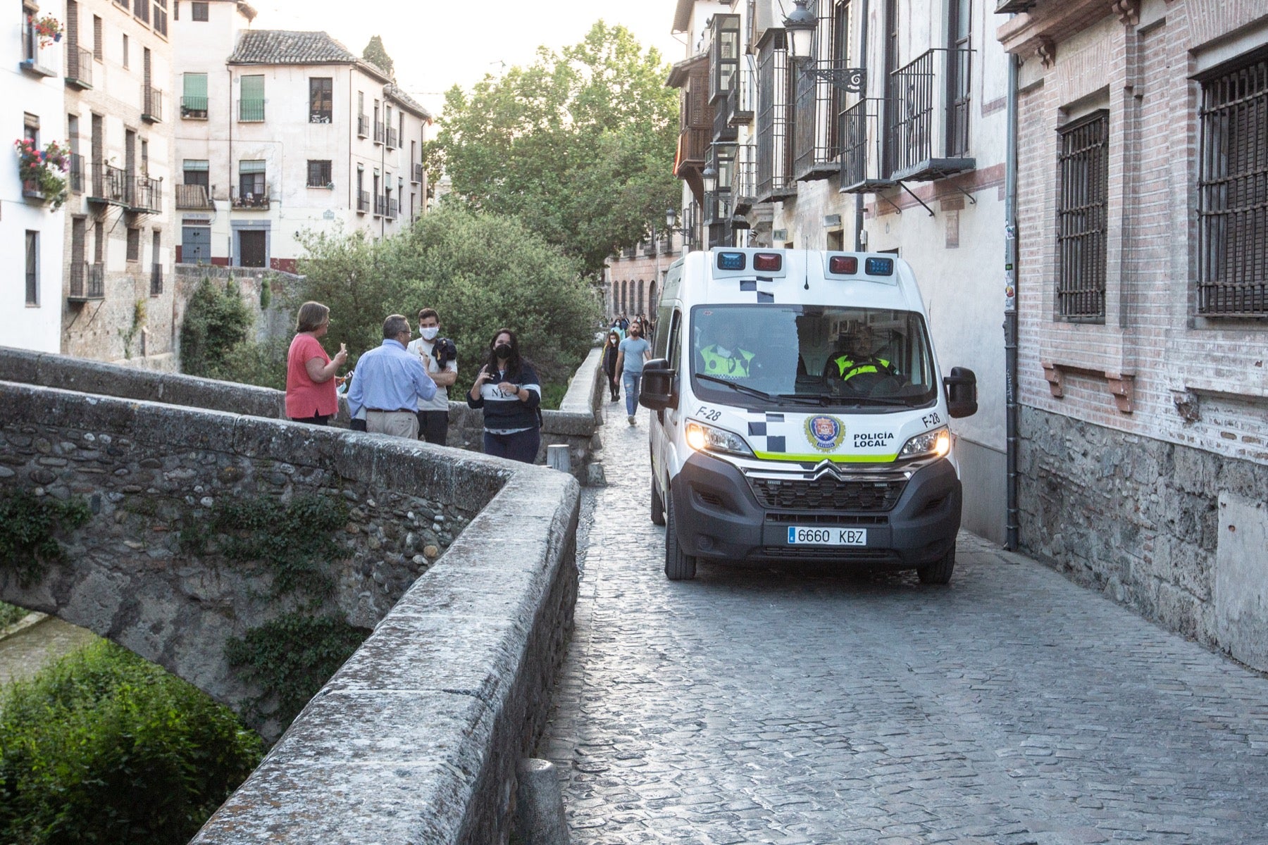 Una importante cantidad de granadinos toma los parques para caminar y hacer deporte