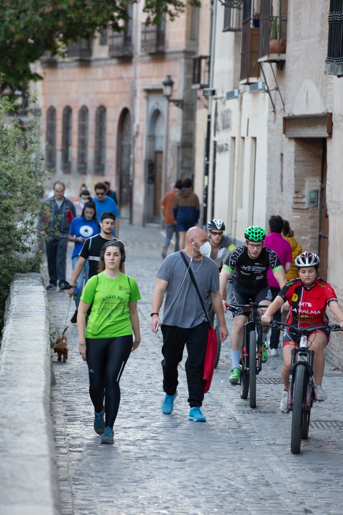 Una importante cantidad de granadinos toma los parques para caminar y hacer deporte