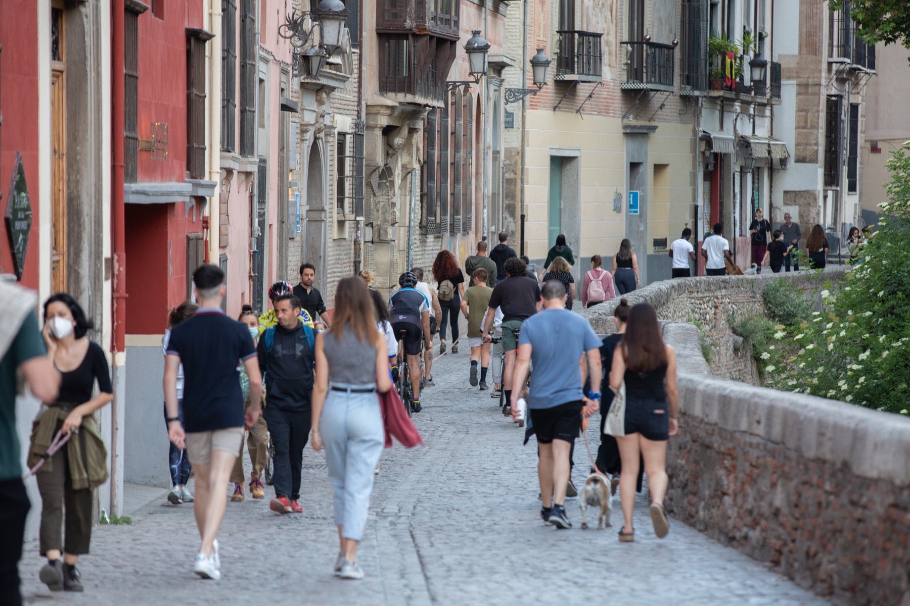 Una importante cantidad de granadinos toma los parques para caminar y hacer deporte