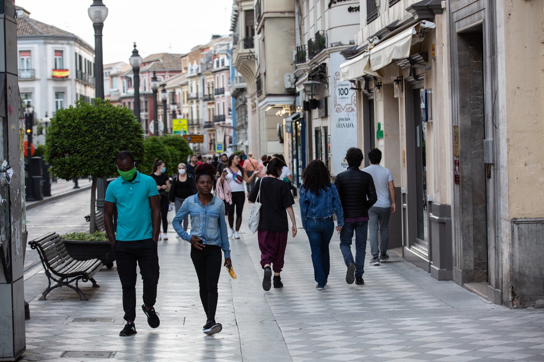 Una importante cantidad de granadinos toma los parques para caminar y hacer deporte