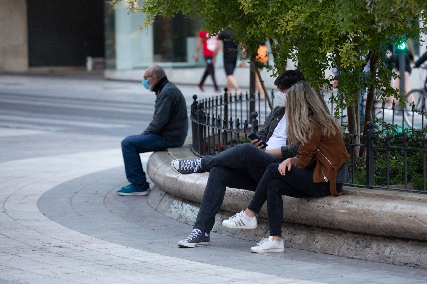 Una importante cantidad de granadinos toma los parques para caminar y hacer deporte