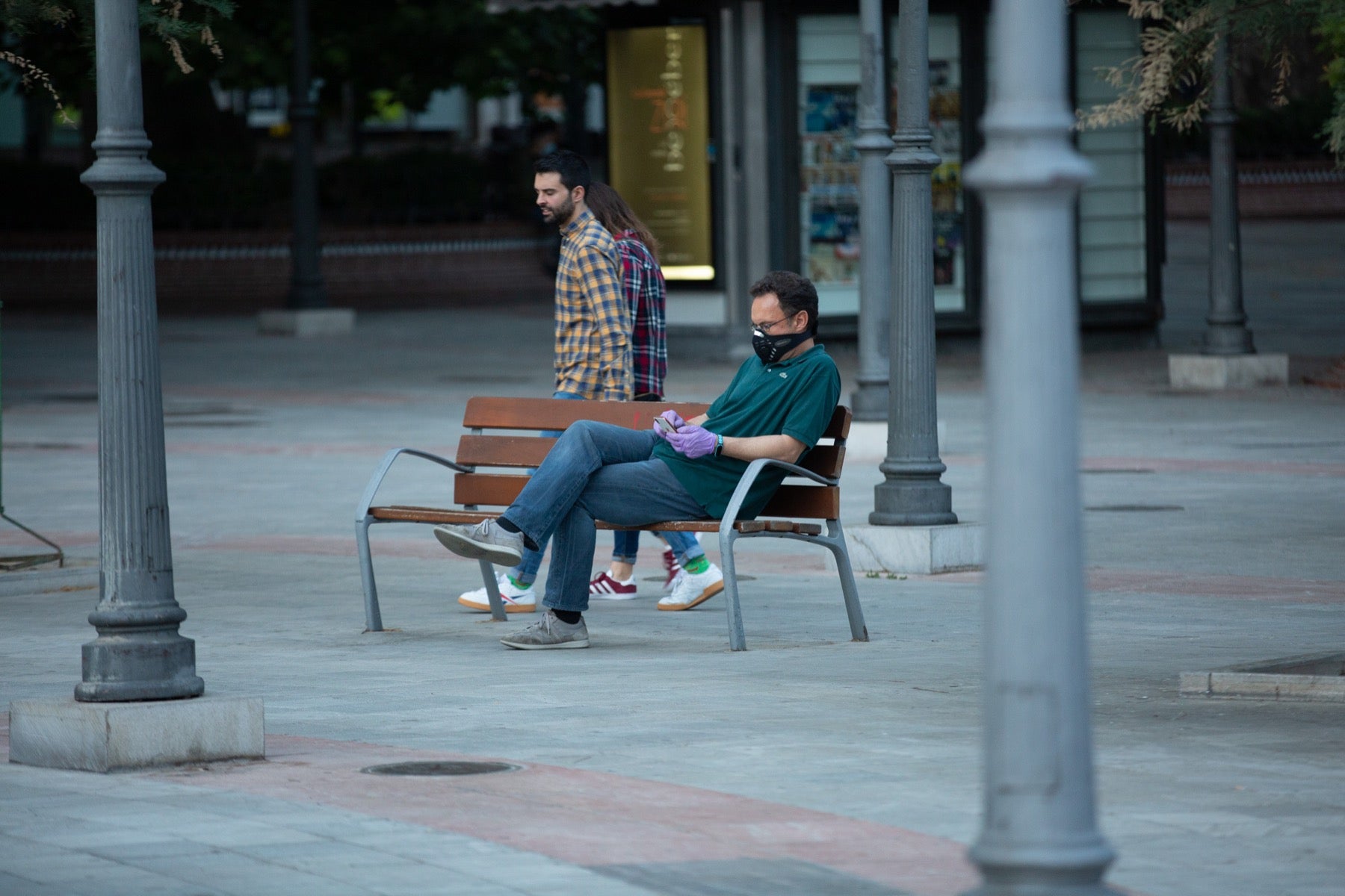 Una importante cantidad de granadinos toma los parques para caminar y hacer deporte