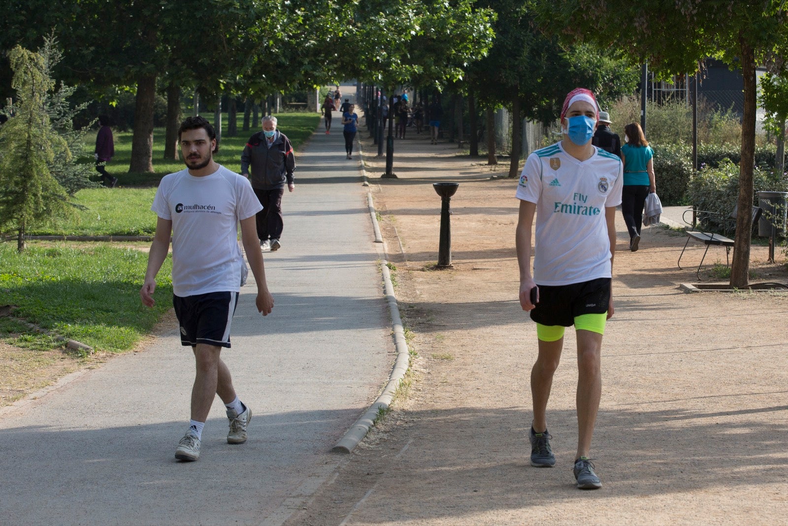 Una importante cantidad de granadinos toma los parques para caminar y hacer deporte