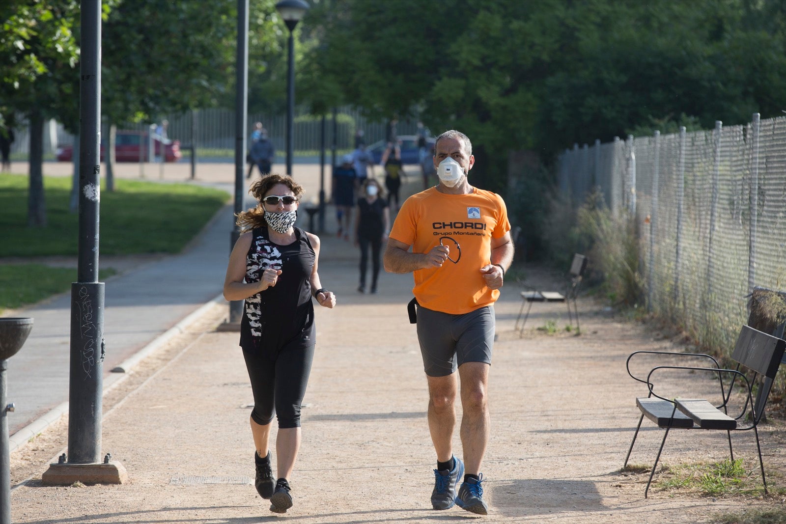 Una importante cantidad de granadinos toma los parques para caminar y hacer deporte