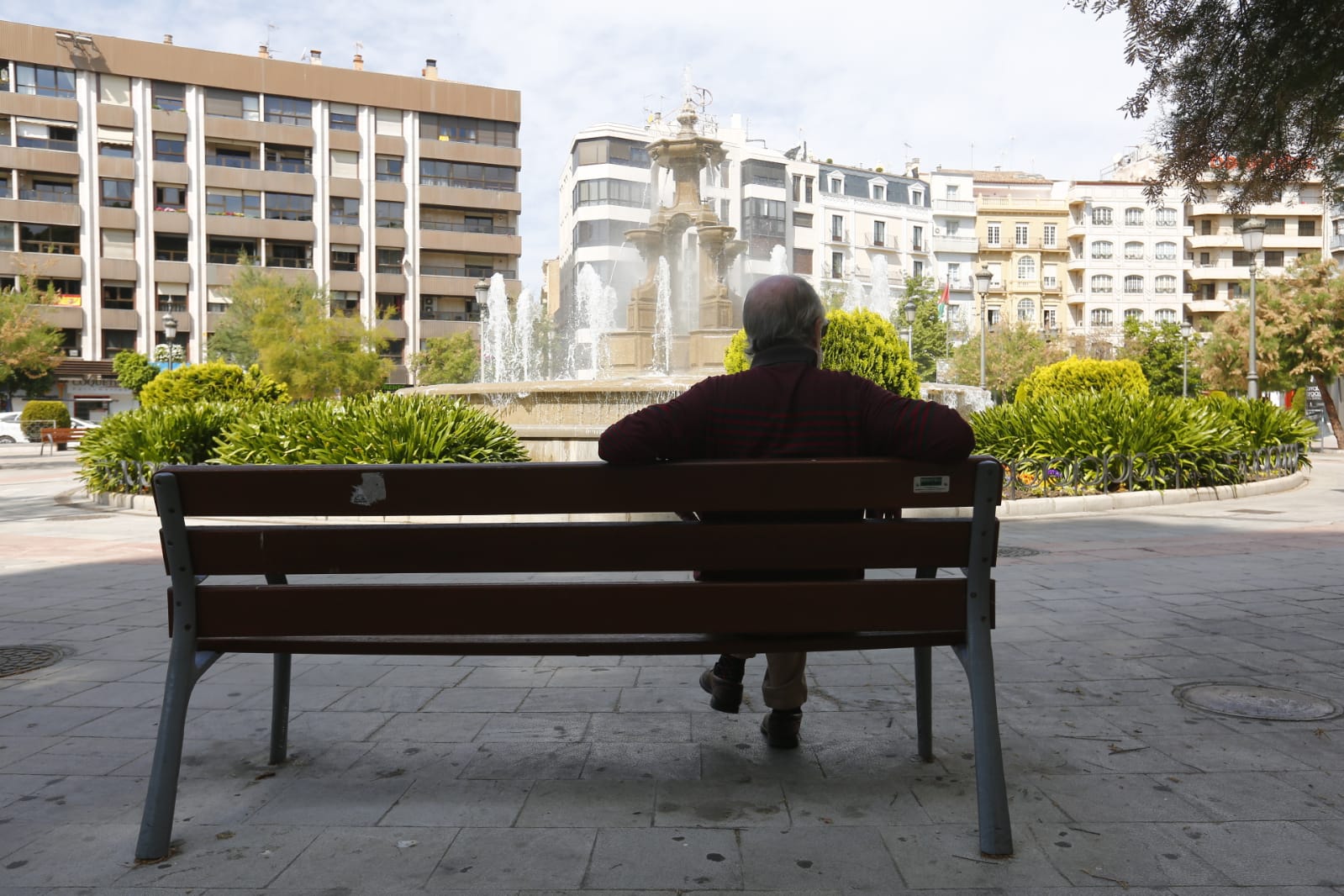 Una importante cantidad de granadinos toma los parques para caminar y hacer deporte