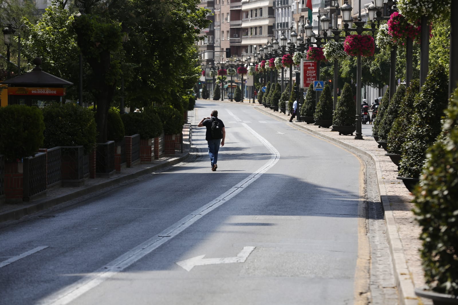 Una importante cantidad de granadinos toma los parques para caminar y hacer deporte