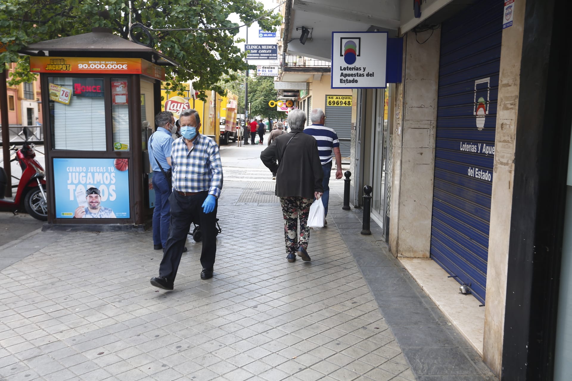 Una importante cantidad de granadinos toma los parques para caminar y hacer deporte