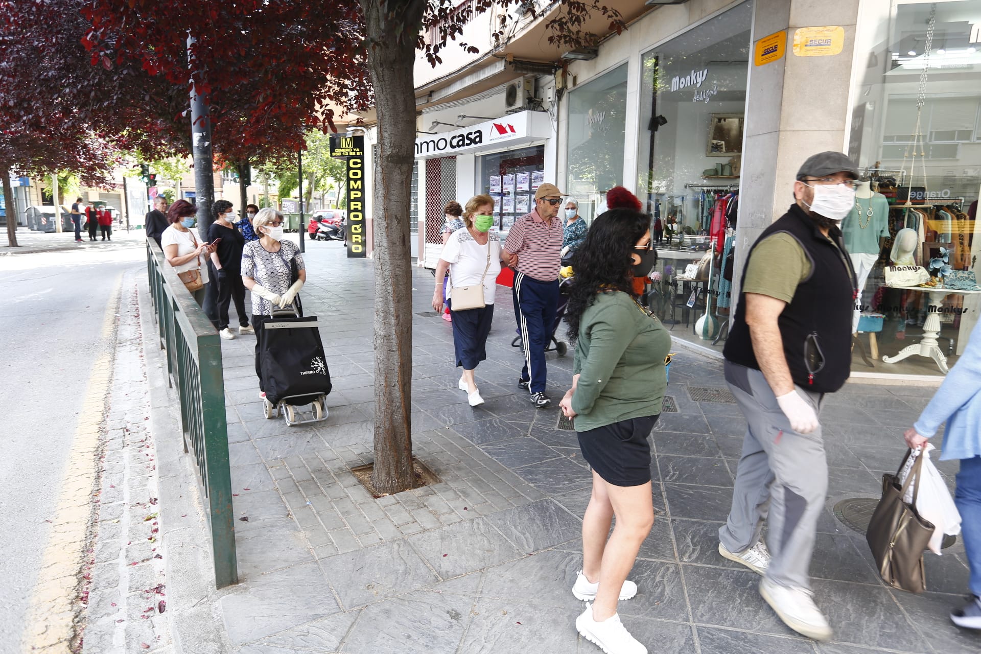 Una importante cantidad de granadinos toma los parques para caminar y hacer deporte