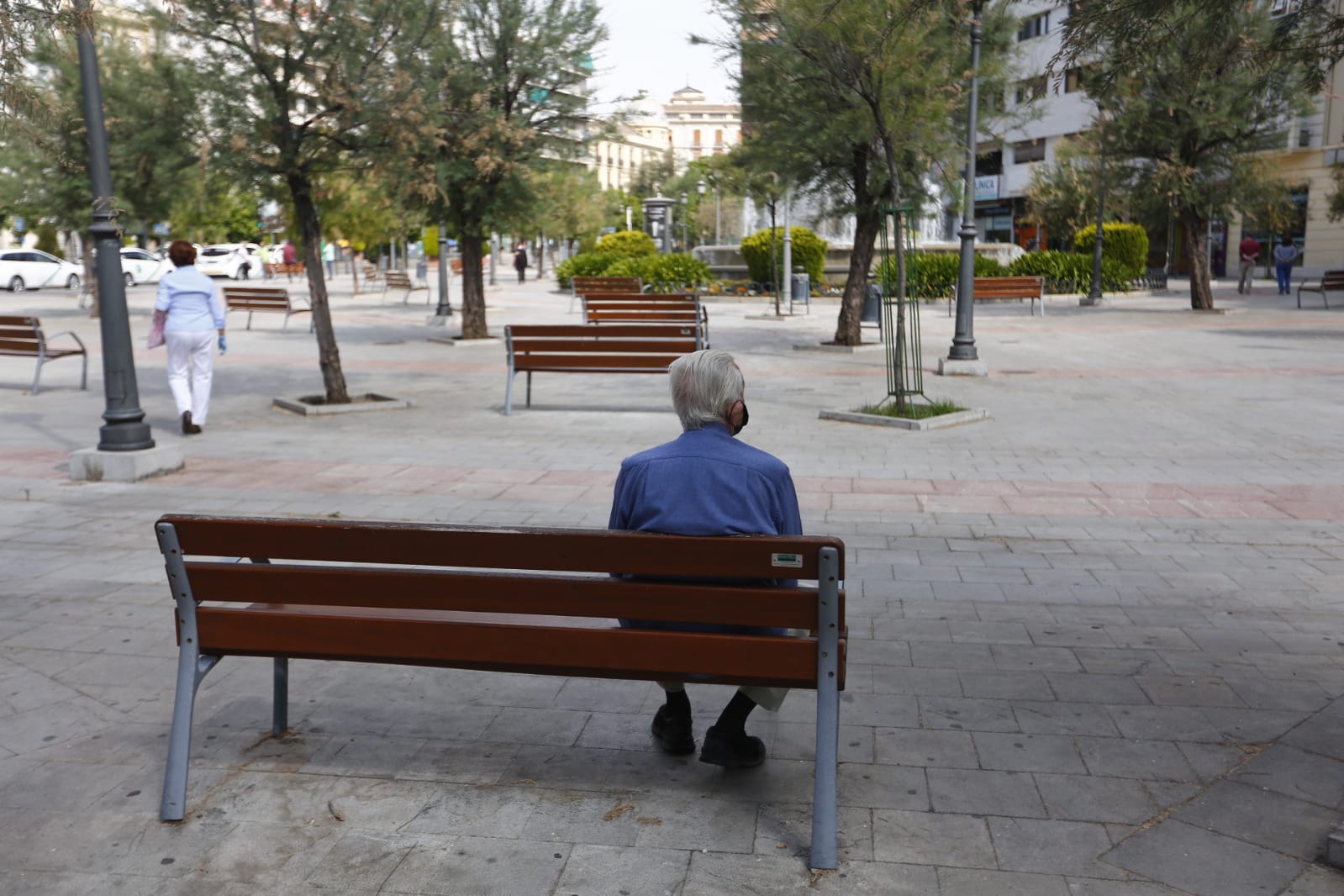 Una importante cantidad de granadinos toma los parques para caminar y hacer deporte