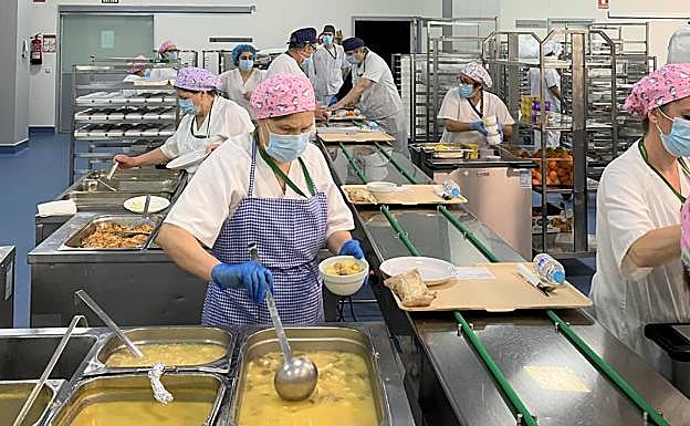 Imagen principal - La comida pasa rigurosos controles de calidad en las cocinas del Clínico San Cecilio de Granada