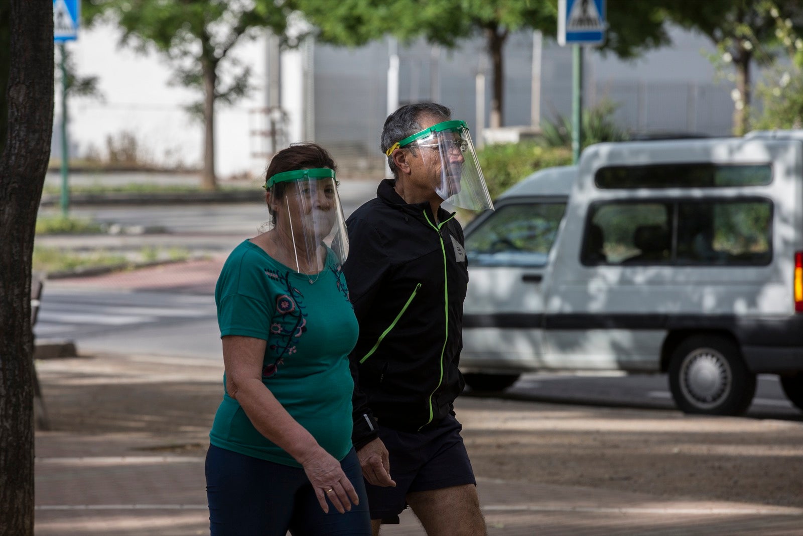 El cambio de tiempo y el cierre de tiendas deja el día con menos afluencia en las vías de la capital