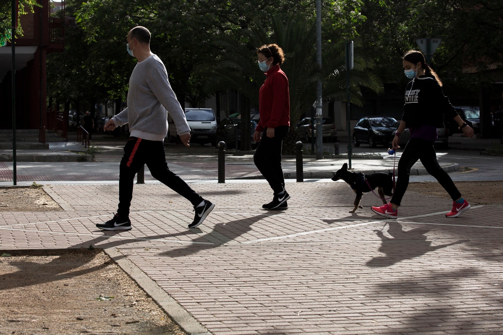 El cambio de tiempo y el cierre de tiendas deja el día con menos afluencia en las vías de la capital