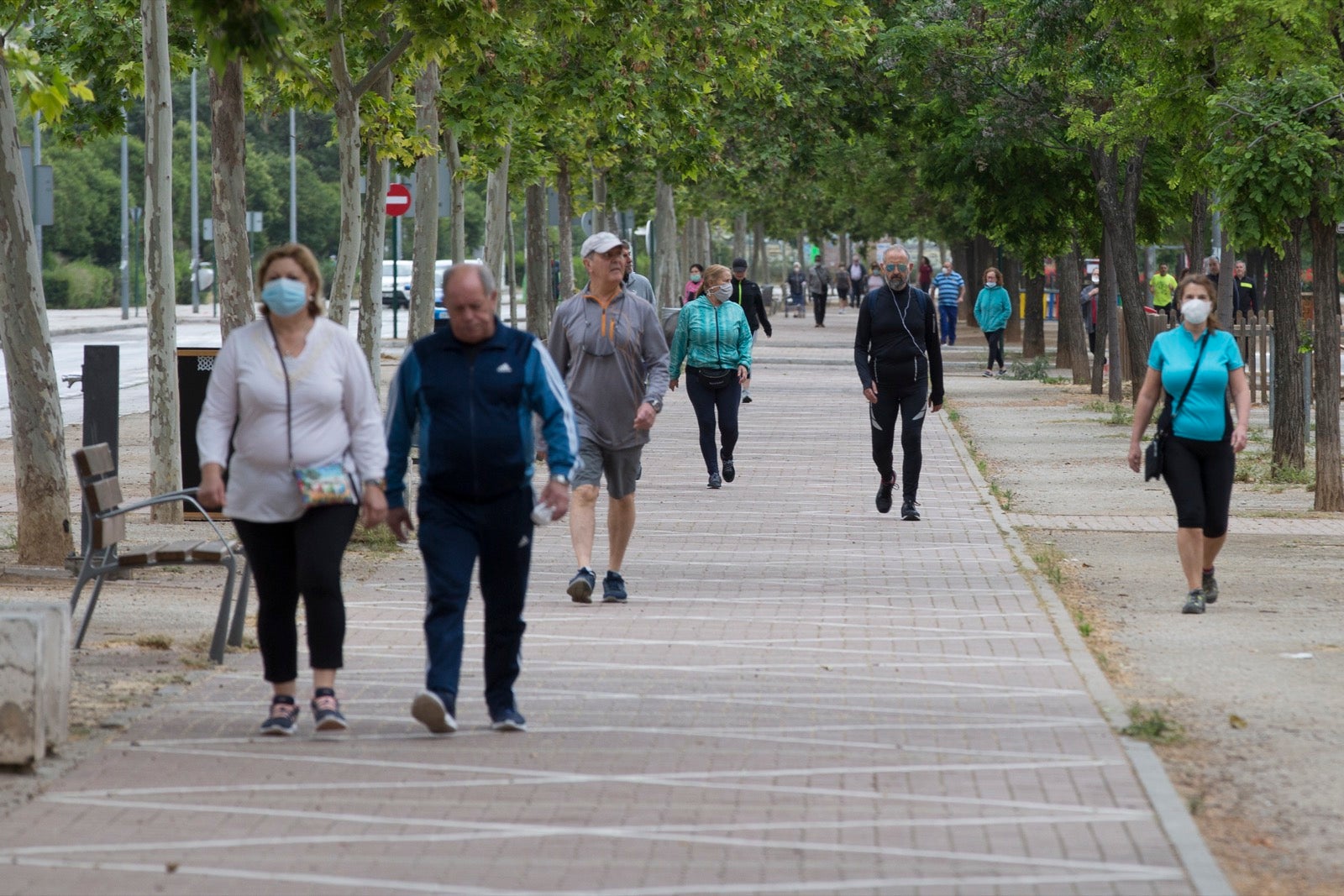 El cambio de tiempo y el cierre de tiendas deja el día con menos afluencia en las vías de la capital