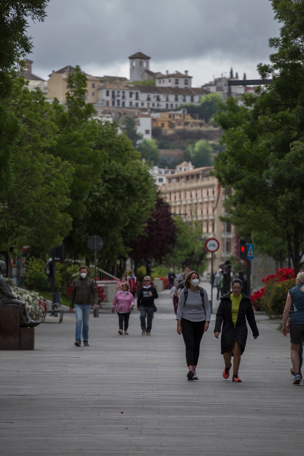 El cambio de tiempo y el cierre de tiendas deja el día con menos afluencia en las vías de la capital