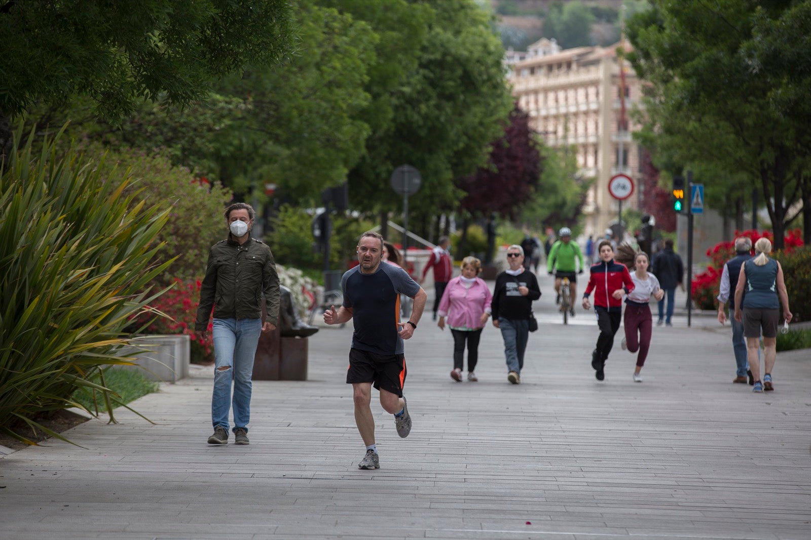 El cambio de tiempo y el cierre de tiendas deja el día con menos afluencia en las vías de la capital