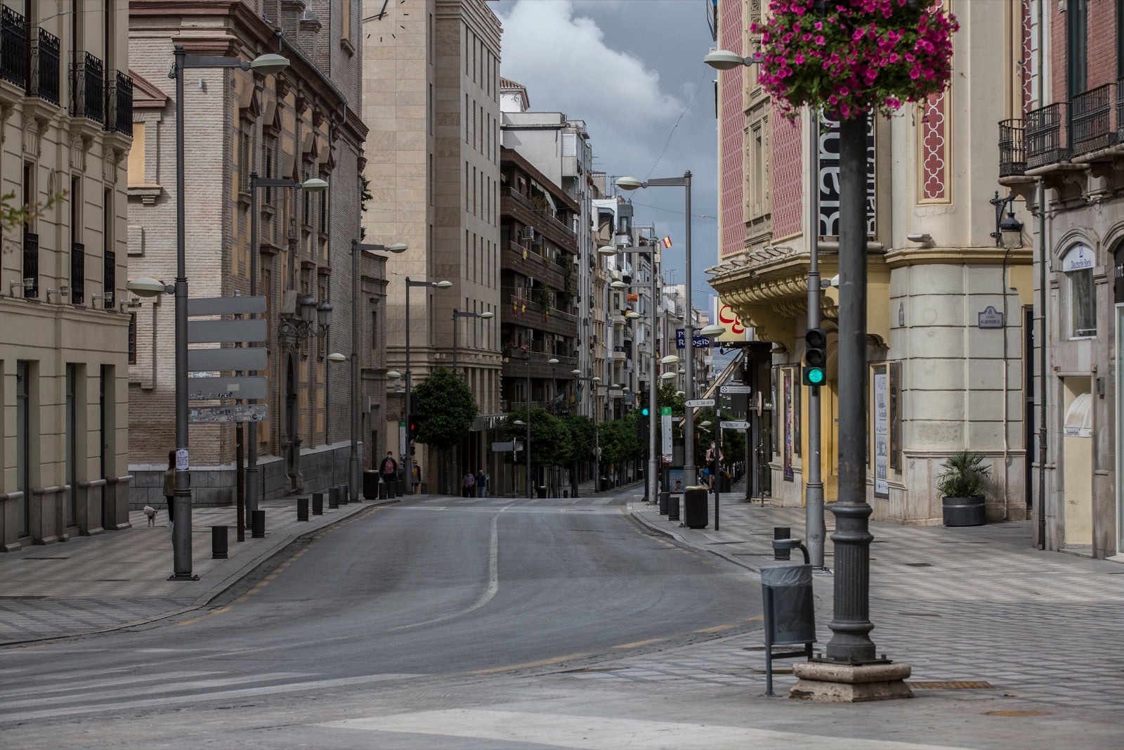 El cambio de tiempo y el cierre de tiendas deja el día con menos afluencia en las vías de la capital