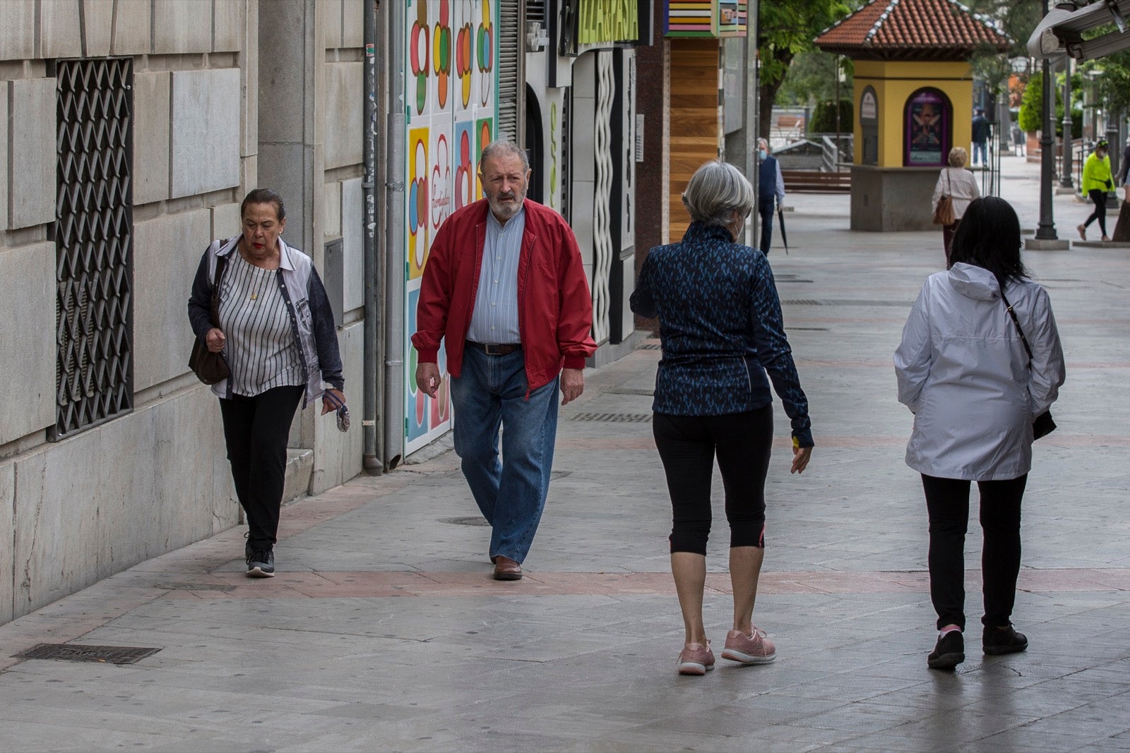 El cambio de tiempo y el cierre de tiendas deja el día con menos afluencia en las vías de la capital