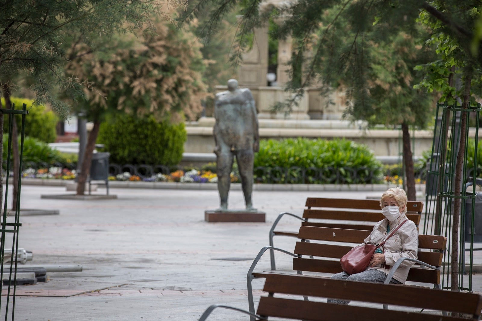 El cambio de tiempo y el cierre de tiendas deja el día con menos afluencia en las vías de la capital