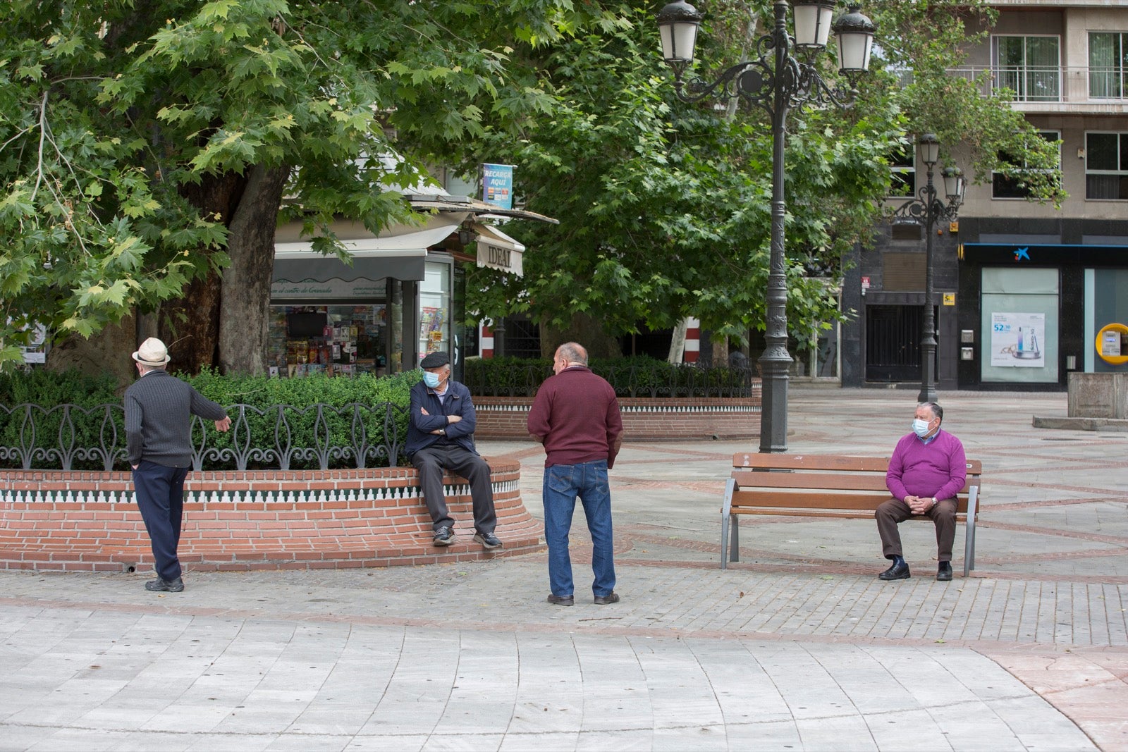 El cambio de tiempo y el cierre de tiendas deja el día con menos afluencia en las vías de la capital