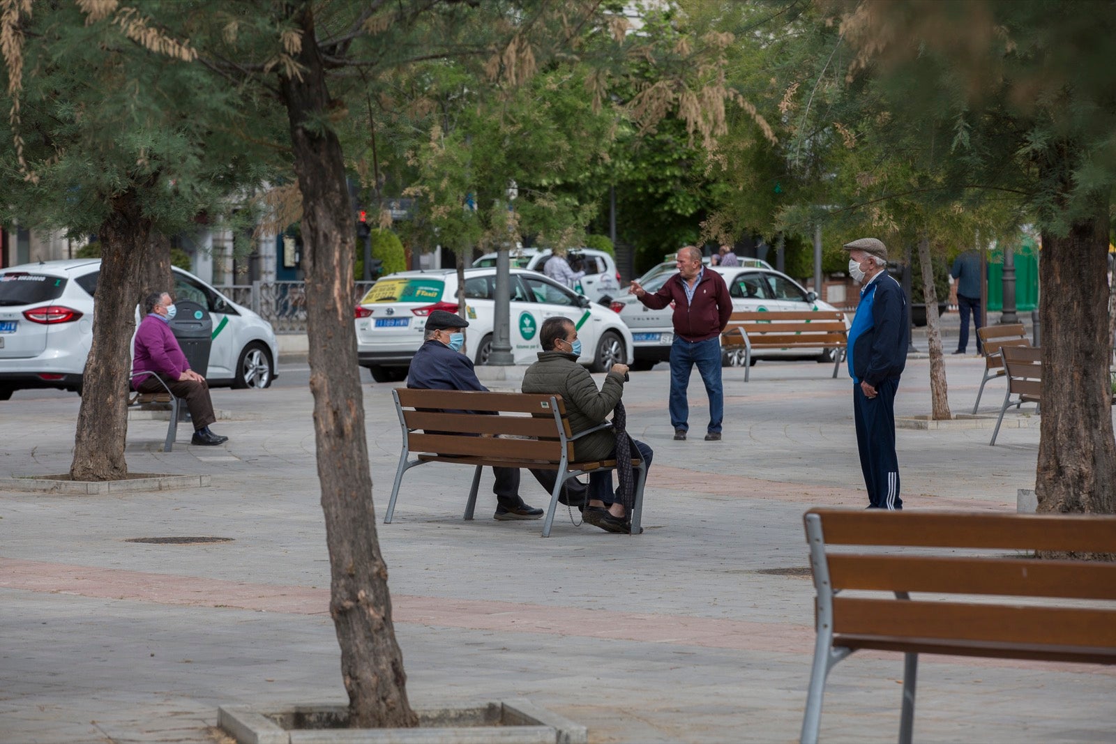 El cambio de tiempo y el cierre de tiendas deja el día con menos afluencia en las vías de la capital