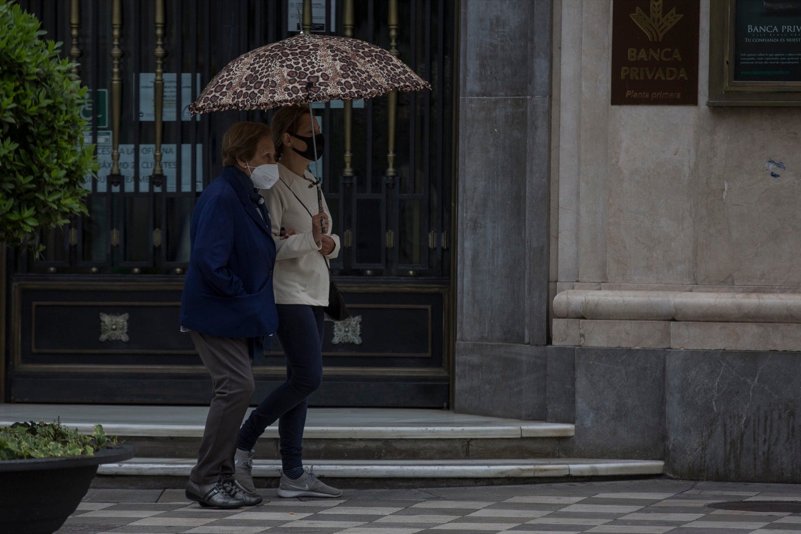 El cambio de tiempo y el cierre de tiendas deja el día con menos afluencia en las vías de la capital