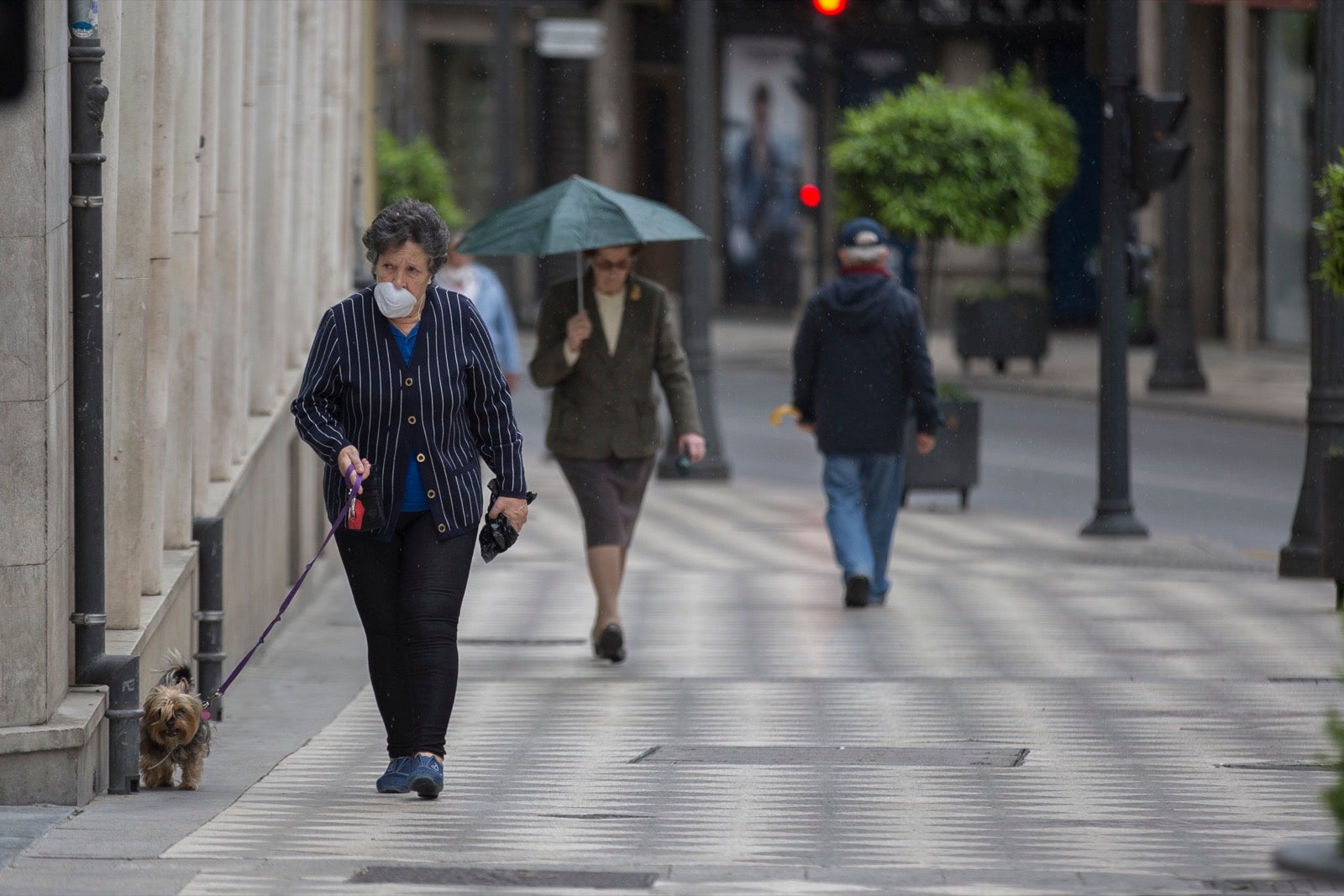 El cambio de tiempo y el cierre de tiendas deja el día con menos afluencia en las vías de la capital