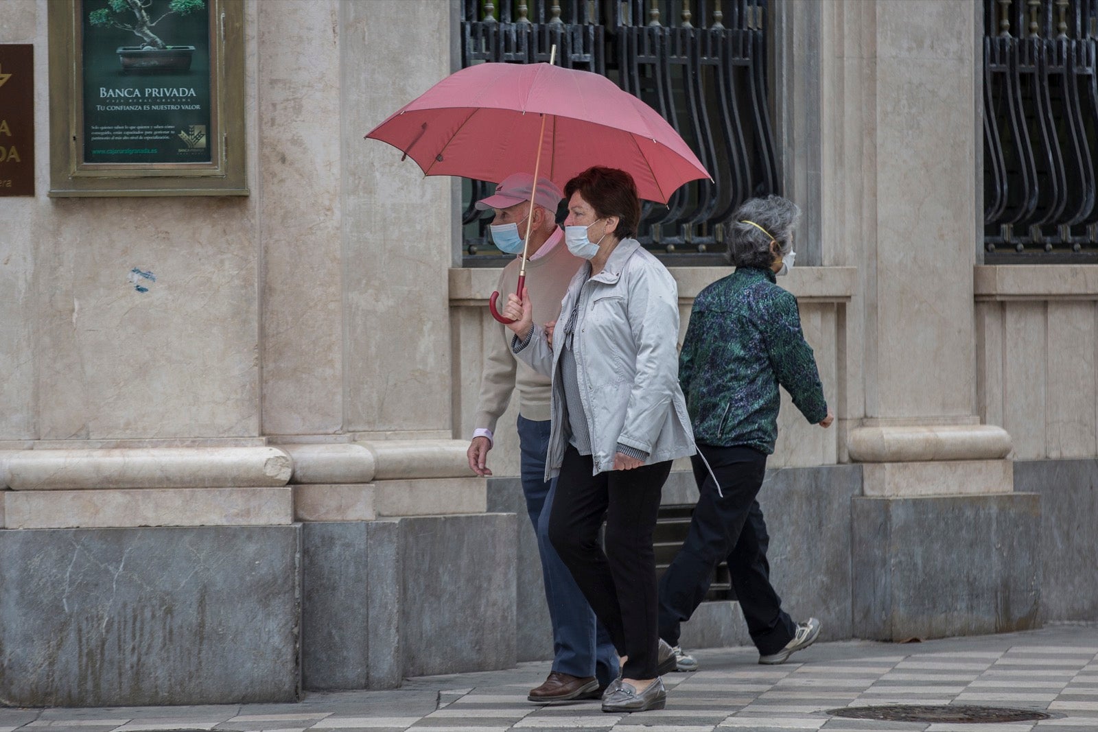 El cambio de tiempo y el cierre de tiendas deja el día con menos afluencia en las vías de la capital