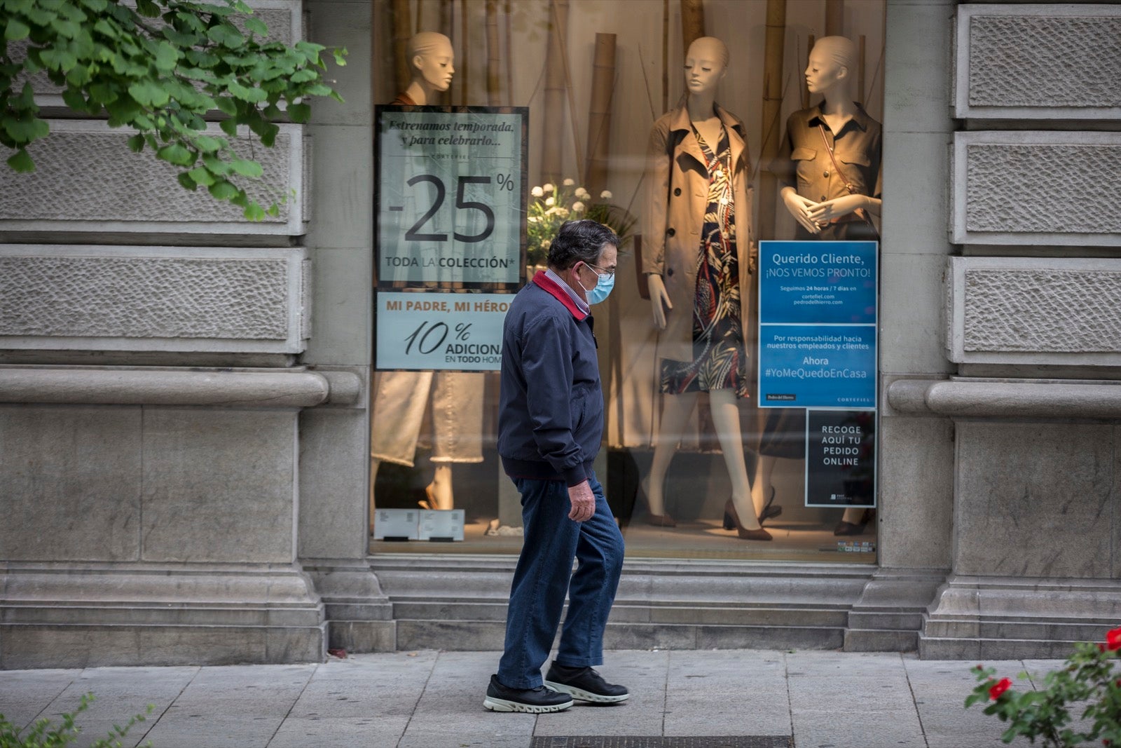 El cambio de tiempo y el cierre de tiendas deja el día con menos afluencia en las vías de la capital