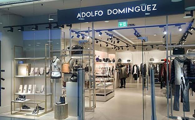 Adolfo Domínguez reabre sus tiendas en España: así van a preparar la ropa