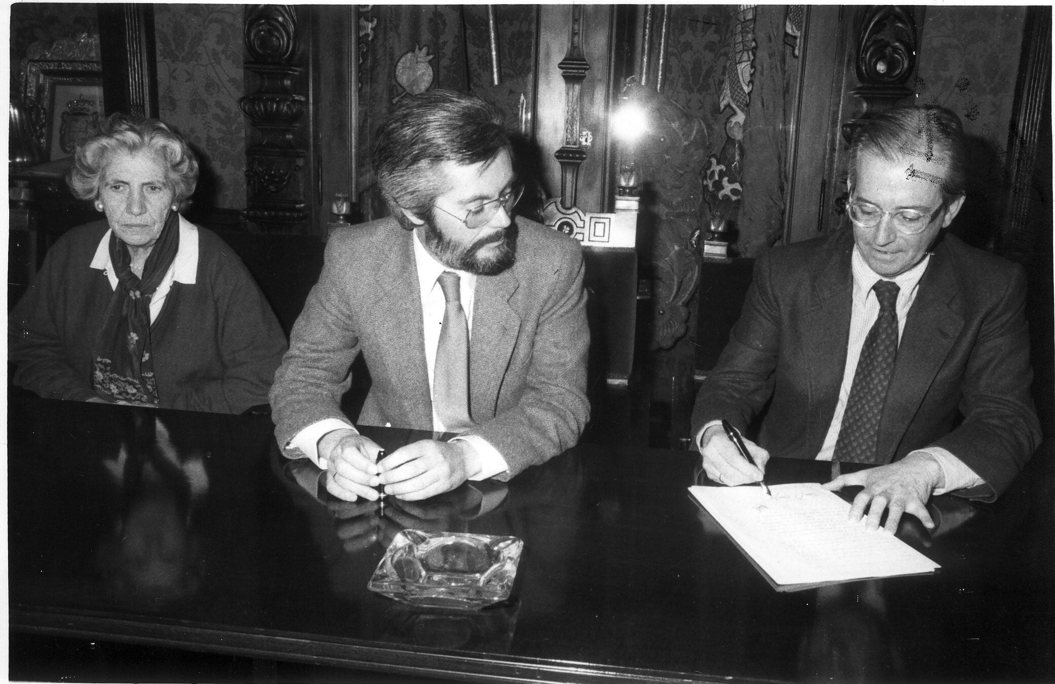 Isabel Garcia Lorca, Antonio Jara y Manuel Fenández-Montesinos, durante el acto protocolario de la firma de la escritura de compra de la Huerta de San Vicente, en 1984. 