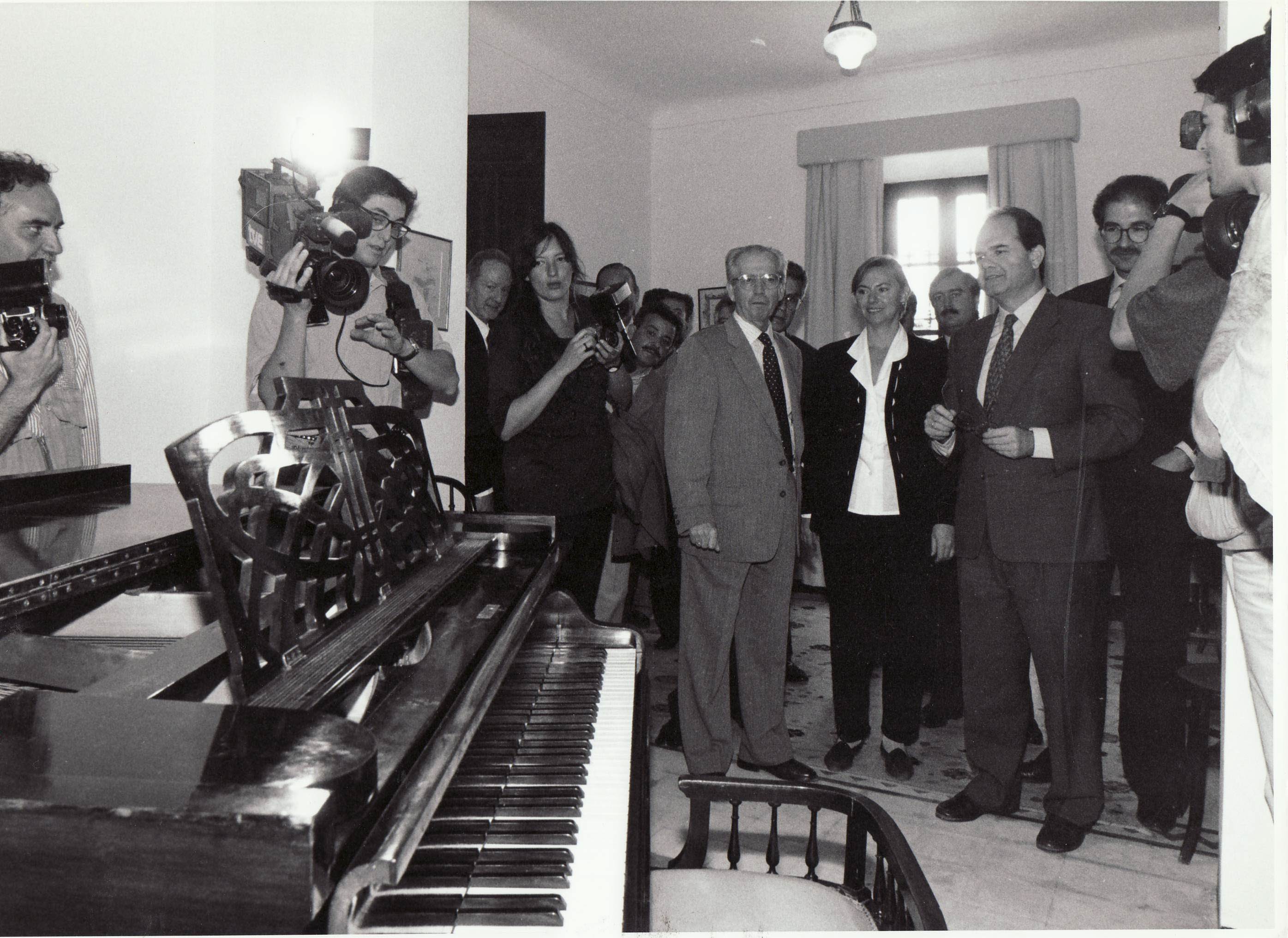 El entonces presidente de la Junta, Manuel Chaves, acompañado por el alcalde, Jesús Quero, drcha, Manuel Fernández Montesinos y Laura García Lorca en la inauguración de la Casa Museo de la Huerta de San Vicente, en 1995.