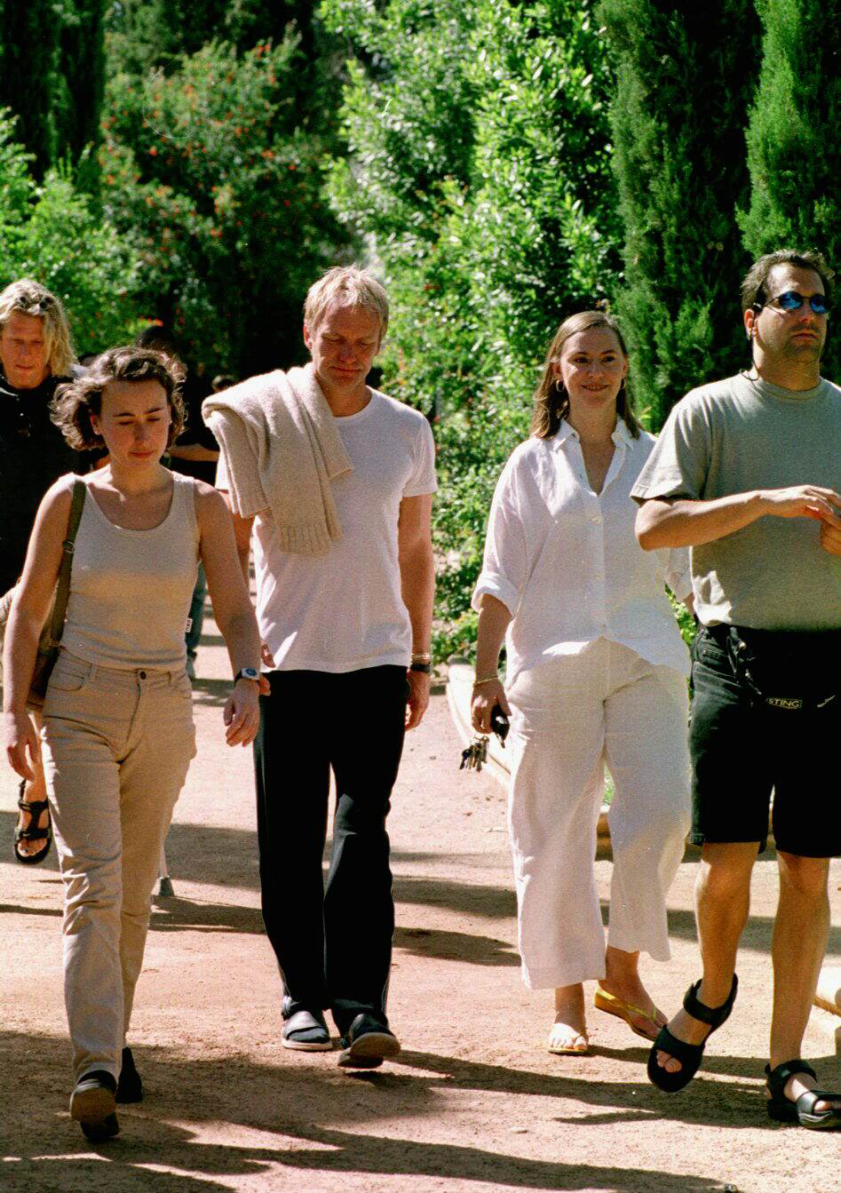 El cantante Sting recorre los jardines de la Huerta en 2000.