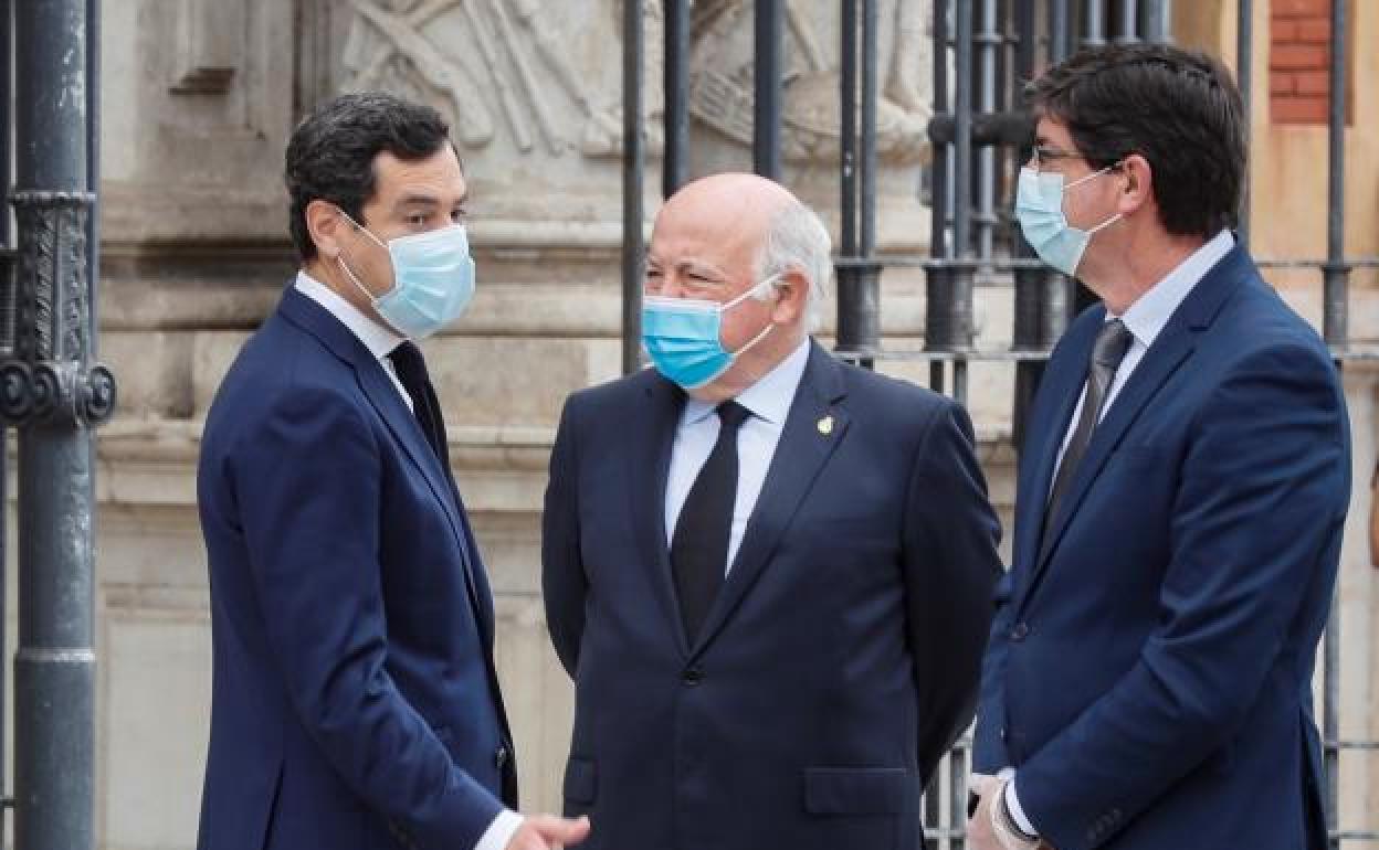 El presidente de la Junta de Andalucía, Juanma Moreno (i), el consejero de Salud, Jesús Aguirre (c), y el vicepresidente, Juan Marín (Cs),. 