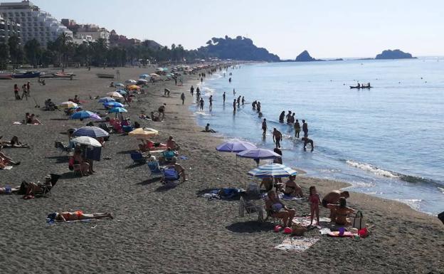 Las playas de Andalucía reabrirán con límite de sombrillas y un máximo de personas por grupo