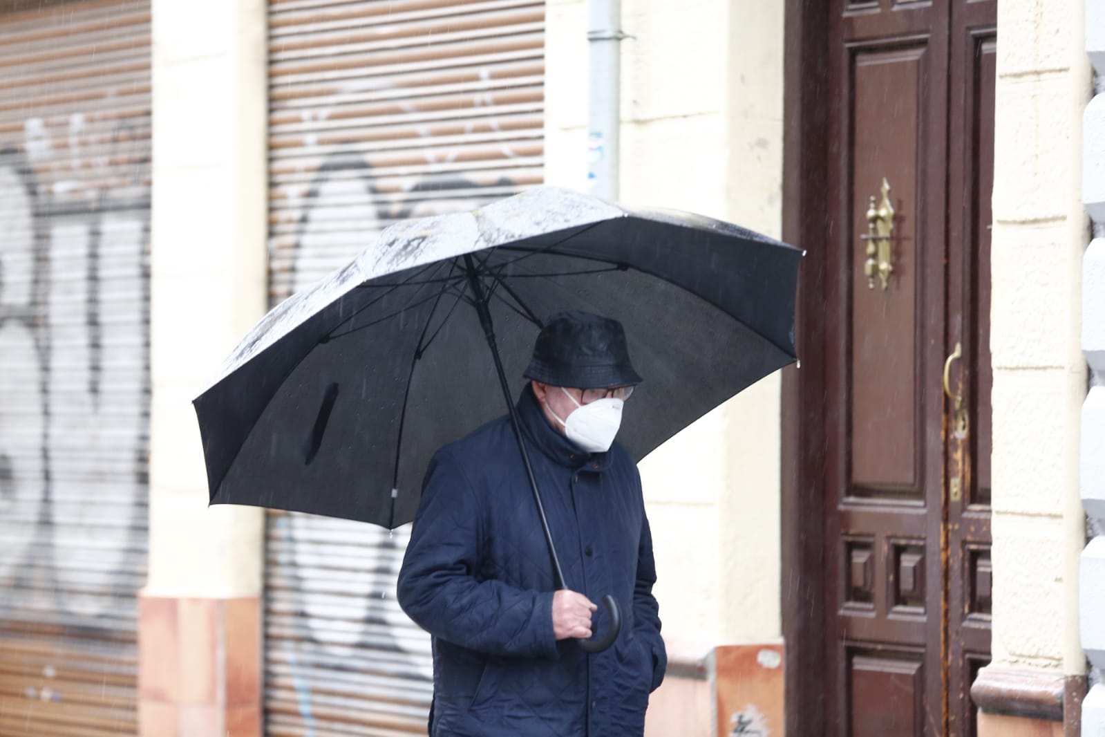 El agua que está cayendo sobre a capital provoca que los granadinos que salen a la calle lo hagan protegidos