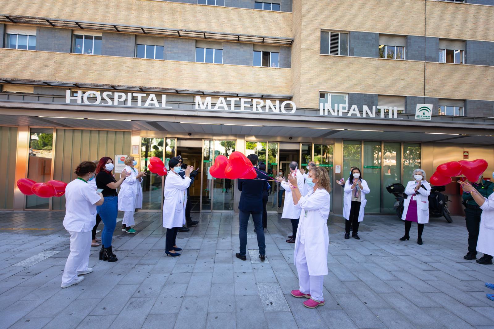 Los pequeños héroes ingresados en el hospital Materno Infantil han conocido en la mañana de este miércoles a otros héroes, los que durante las semanas de estado de alarma han velado por el cumplimiento de las restricciones y los sanitarios que han cuidado de los afectados 