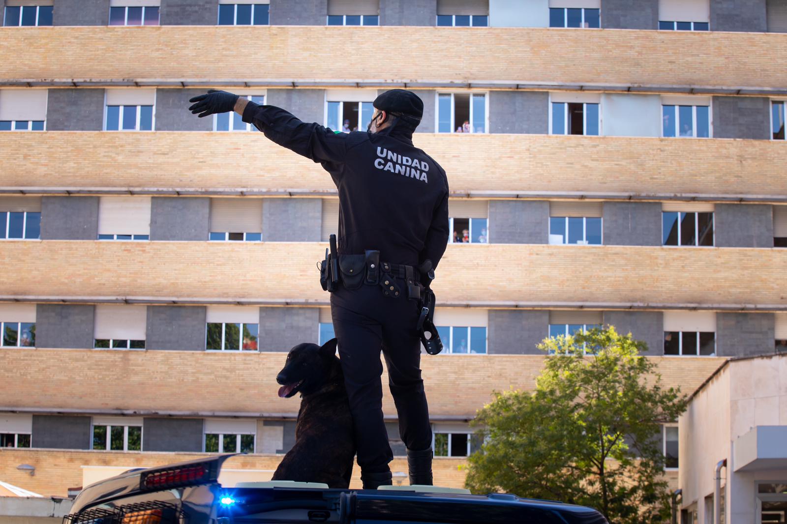 Los pequeños héroes ingresados en el hospital Materno Infantil han conocido en la mañana de este miércoles a otros héroes, los que durante las semanas de estado de alarma han velado por el cumplimiento de las restricciones y los sanitarios que han cuidado de los afectados 