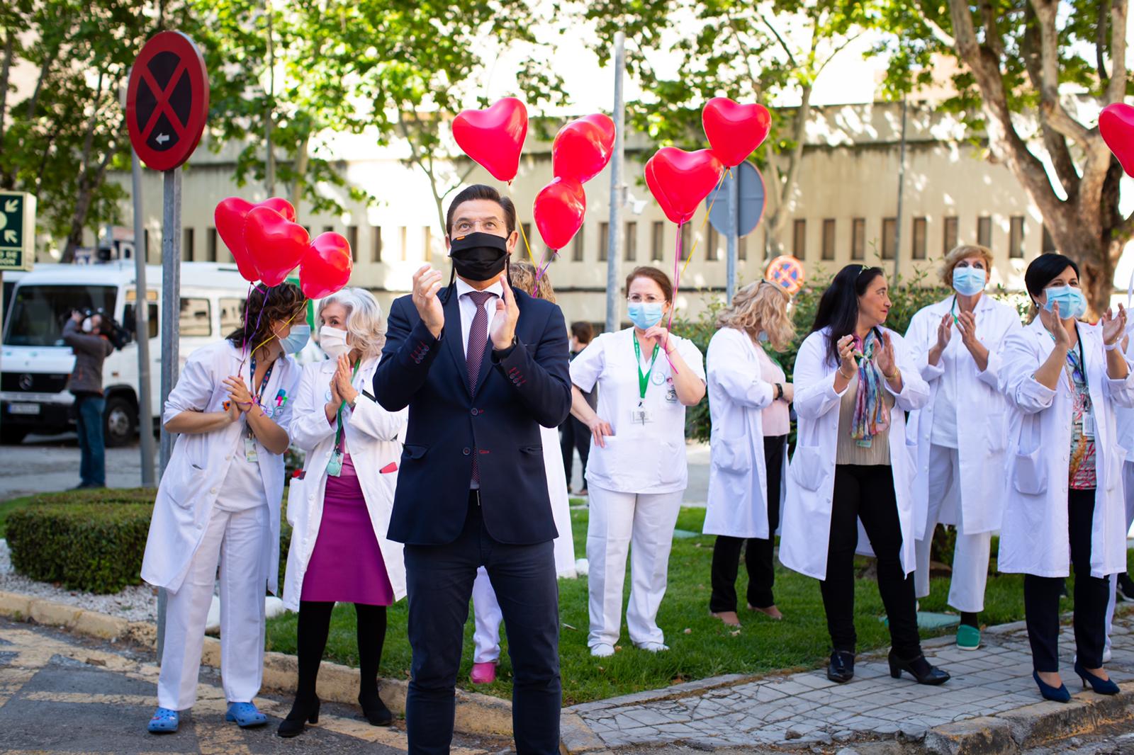 Los pequeños héroes ingresados en el hospital Materno Infantil han conocido en la mañana de este miércoles a otros héroes, los que durante las semanas de estado de alarma han velado por el cumplimiento de las restricciones y los sanitarios que han cuidado de los afectados 