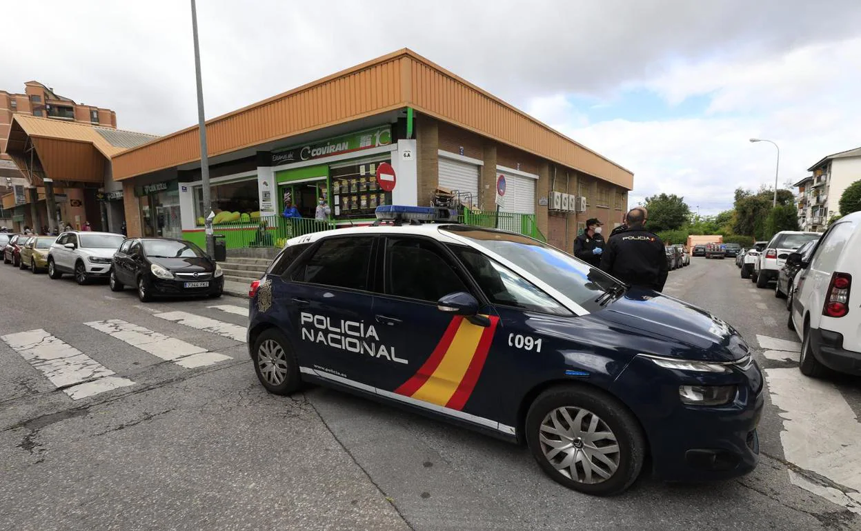 Un hombre ha sido encontrado muerto este jueves en la calle Santiago Lozano, de Granada. 