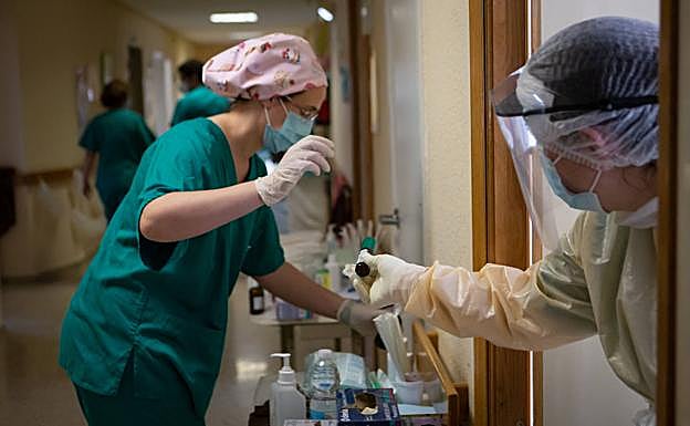 Imagen principal - Un centenar de profesionales trabajan en el antiguo Clínico.