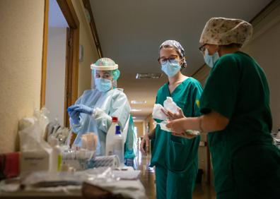 Imagen secundaria 1 - Un centenar de profesionales trabajan en el antiguo Clínico.