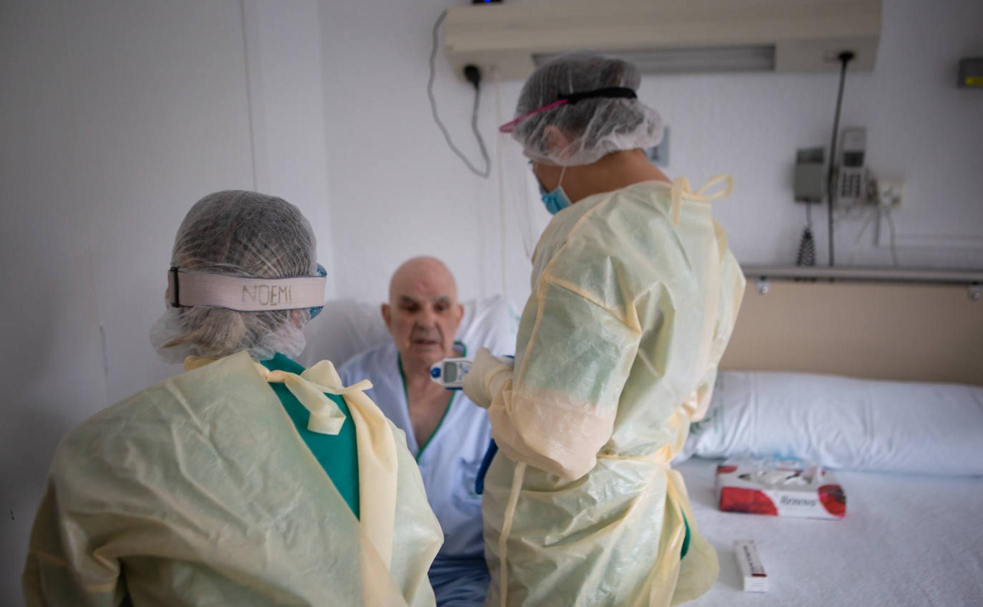 José Palomino, de 80 años, es uno de los enfermos ingresados en el viejo clínico San Cecilio.