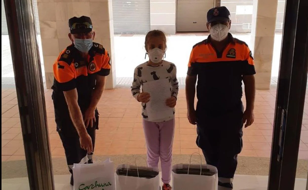 Voluntarios de Protección Civil de Calahonda entregan a Adela el material sanitario.